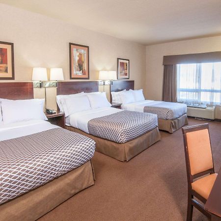 Ramada By Wyndham Drumheller Hotel & Suites Esterno foto